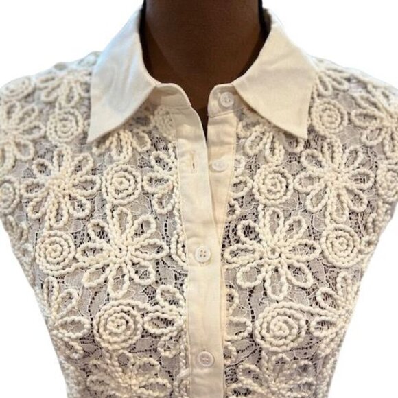 ZARA Crochet Knit Flowers Button-Down Cropped Collared Cardigan in Off-White - Picture 3 of 10